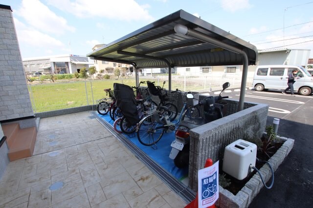 物件内観写真4　(駐輪場)