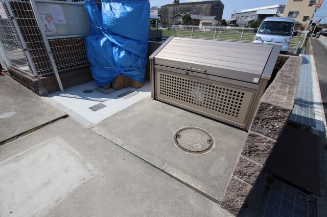 物件内観写真5　(敷地内ゴミ捨場)