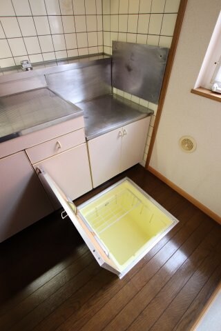 物件内観写真11　(床下収納庫)