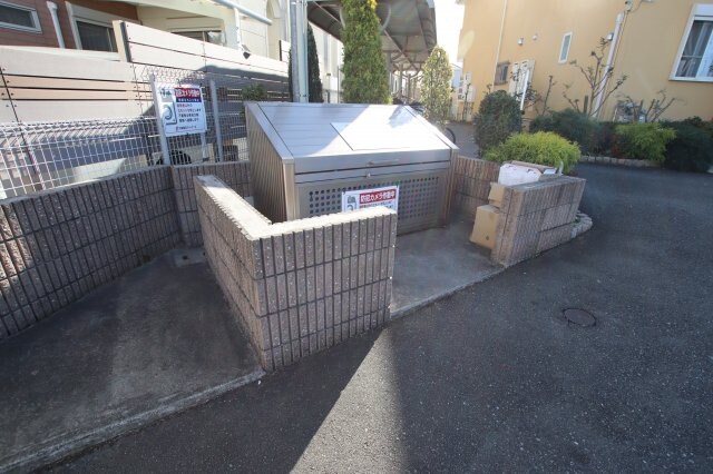 物件内観写真5　(敷地内ゴミ捨場)