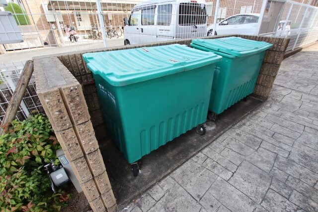 物件内観写真5　(敷地内ゴミ置き場)