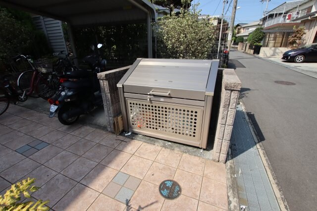 物件内観写真4　(敷地内ゴミ捨場)