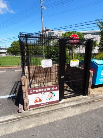 物件内観写真5　(敷地内ゴミ置き場)