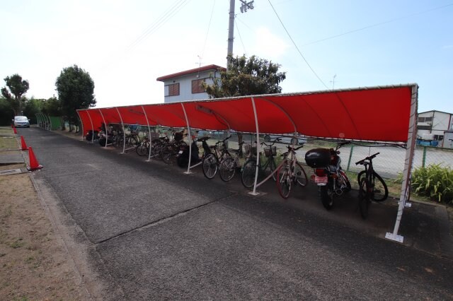 物件内観写真4　(駐輪場)