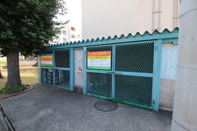 物件内観写真5　(敷地内ゴミ捨場)