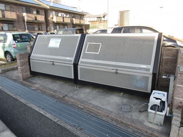 物件内観写真6　(敷地内ゴミ捨場)