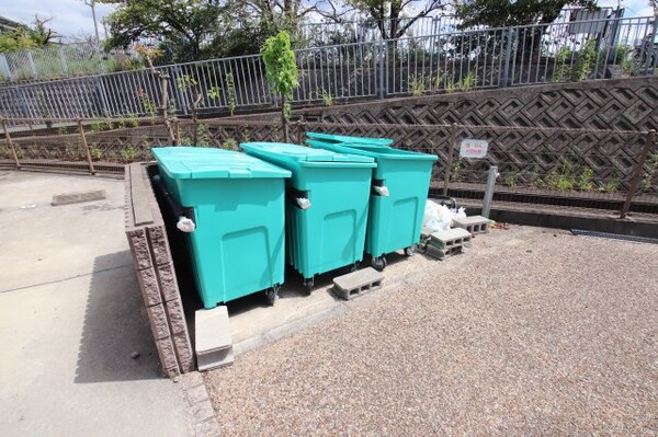 建物設備(敷地内ゴミ捨場)