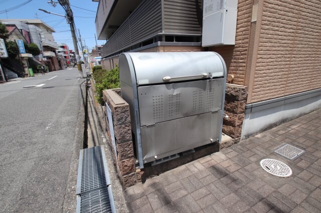 物件内観写真5　(敷地内ゴミ捨場)