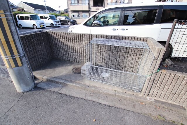 物件内観写真4　(敷地内ゴミ置場)