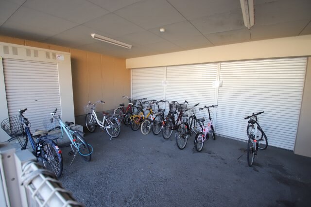 物件内観写真3　(駐輪場)