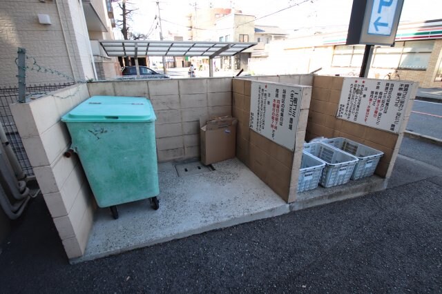 物件内観写真4　(敷地内ゴミ置場)