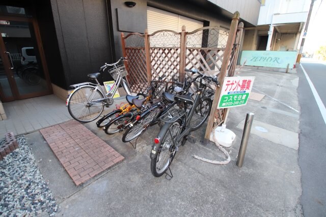 物件内観写真3　(駐輪場)