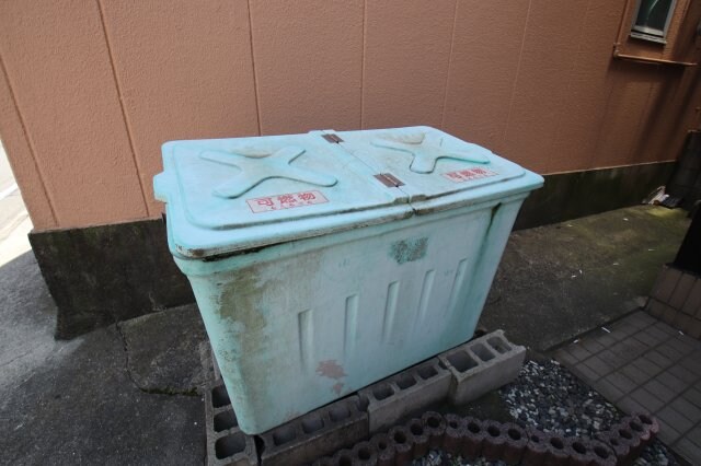 物件内観写真4　(敷地内ゴミ置き場)