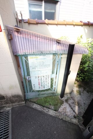 物件内観写真5　(敷地内ゴミ捨て場)