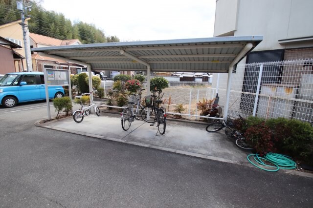物件内観写真4　(駐輪場)