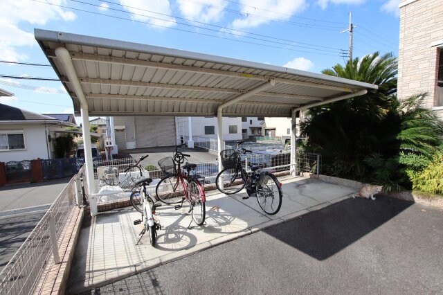 物件内観写真4　(駐輪場)