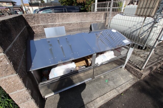 物件内観写真5　(敷地内ゴミ捨場)