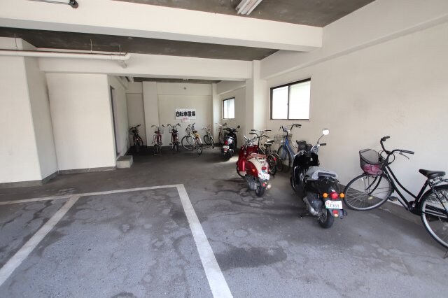 物件内観写真4　(駐輪場)