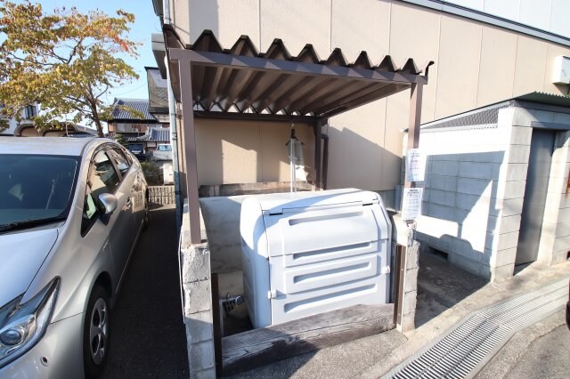 物件内観写真5　(敷地内ゴミ置き場)