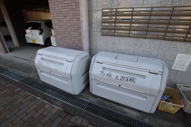 物件内観写真5　(敷地内ごみ置場)