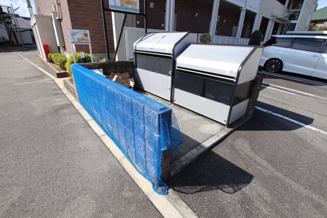 物件内観写真5　(敷地内ゴミ置き場)