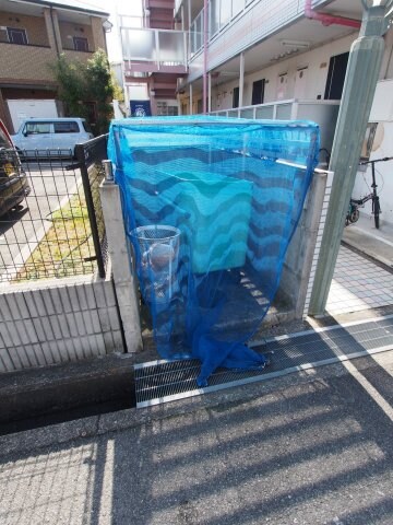 物件内観写真5　(敷地内ゴミ捨場)