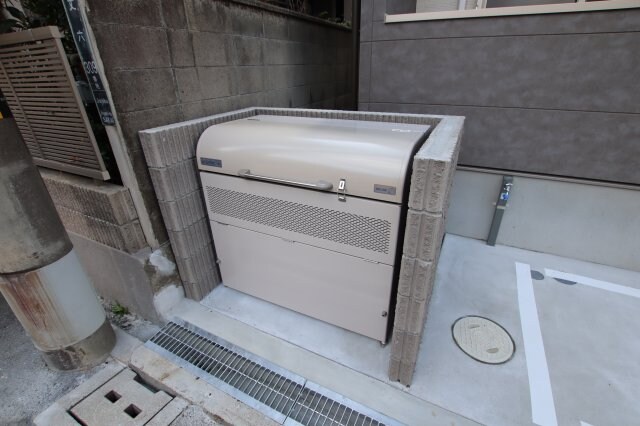 物件内観写真5　(敷地内ゴミ捨場)