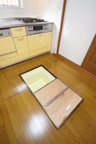 物件内観写真14　(床下収納)