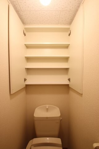 物件内観写真10　(トイレ収納)