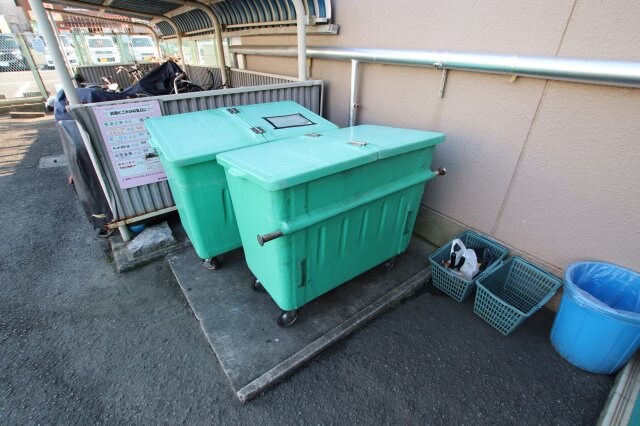 物件内観写真5　(敷地内ゴミ捨場)