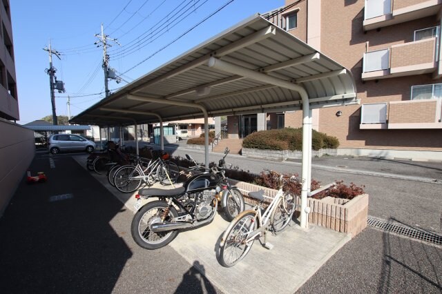 物件内観写真4　(駐輪場)