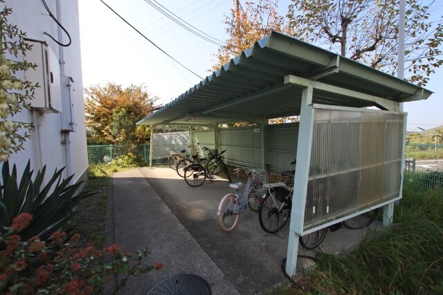 物件内観写真4　(駐輪場)