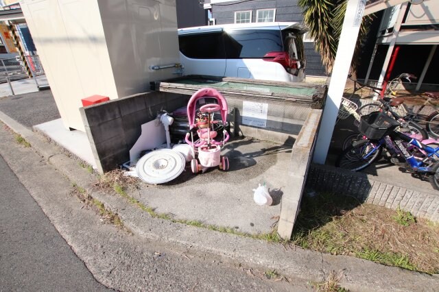 物件内観写真5　(敷地内ゴミ捨場)