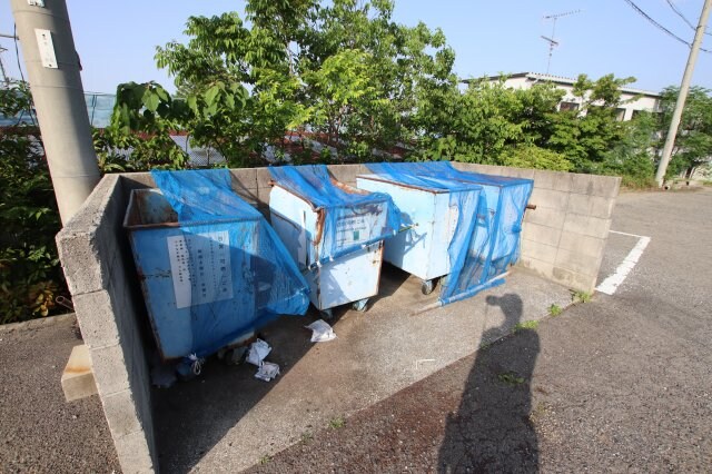 物件内観写真5　(敷地内ゴミ置き場)