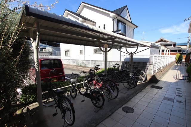 物件内観写真4　(駐輪場)