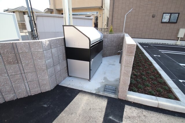 物件内観写真5　(敷地内ゴミ捨場)