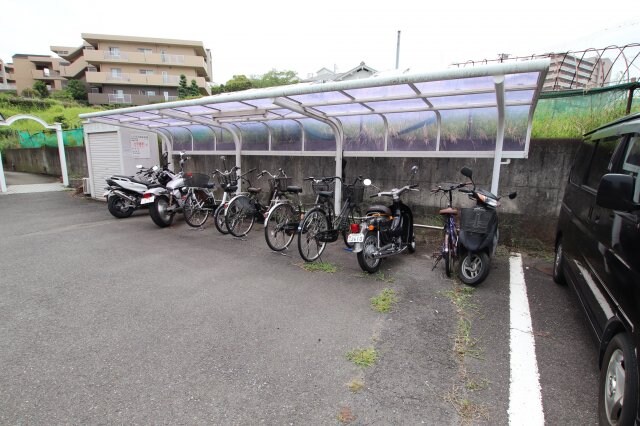 物件内観写真3　(駐輪場)