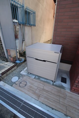 物件内観写真4　(敷地内ゴミ捨場)