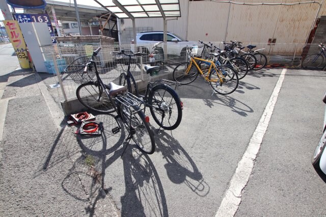 物件内観写真3　(駐輪場)