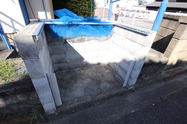 物件内観写真5　(敷地内ゴミ置き場)