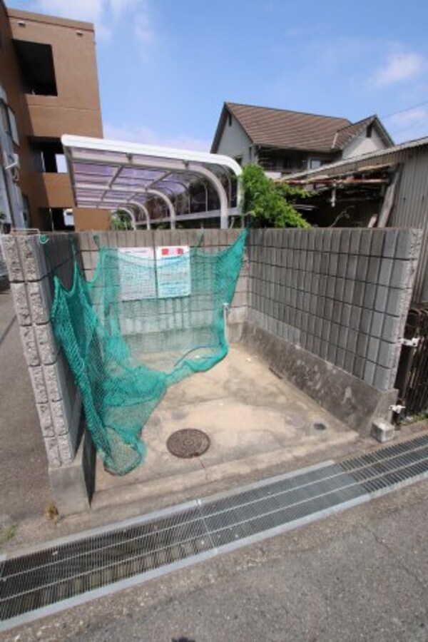 建物設備(敷地内ゴミ捨場)