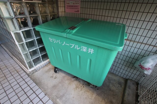 物件内観写真3　(敷地内ゴミ置き場)