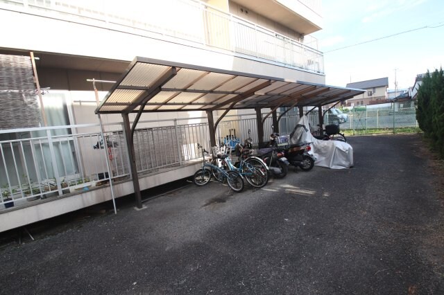 物件内観写真4　(駐輪場)