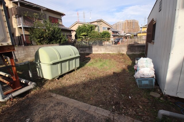 物件内観写真5　(敷地内ゴミ捨場)