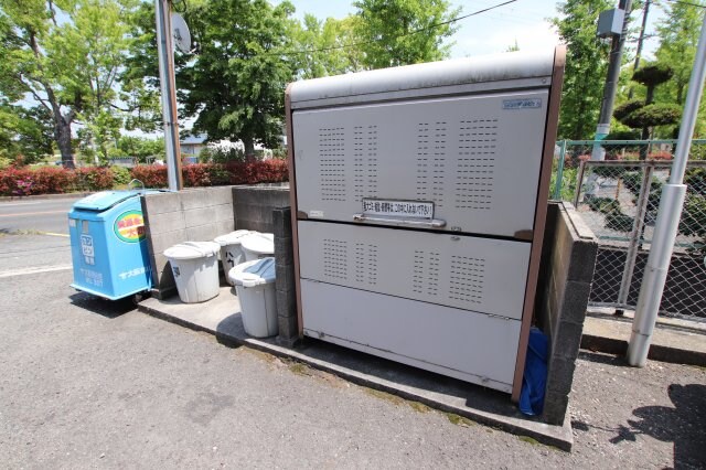 物件内観写真5　(敷地内ゴミ捨場)