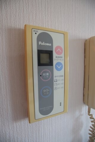 物件内観写真23　(給湯器リモコン)