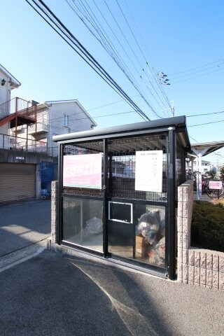 物件内観写真5　(敷地内ゴミ置き場)