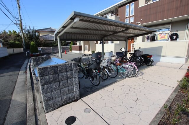 物件内観写真4　(駐輪場)
