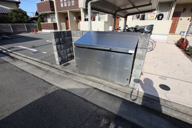 物件内観写真5　(敷地内ゴミ置き場)