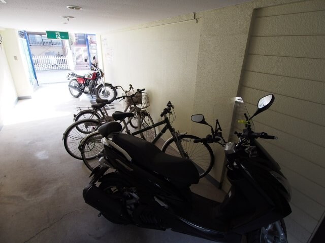 物件内観写真3　(駐輪場)
